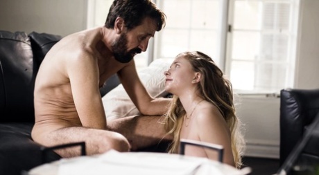 Молодую блондинку Райли Стар утешает и трахает ее отчим 15