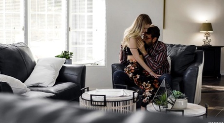 Молодую блондинку Райли Стар утешает и трахает ее отчим 7