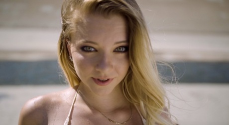 Худенькая молоденькая Райли Стар обливает себя водой перед диким межрасовым трахом 1