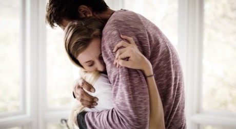 Молодую блондинку Райли Стар утешает и трахает ее отчим 1