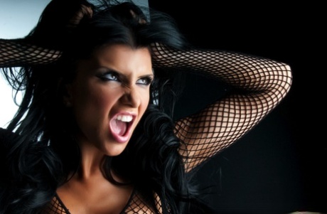 Темноволосая милфа Роми Рейн снимает шорты с попой во время сольного действия 8