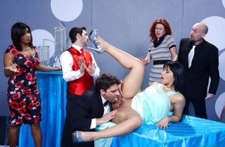 Потрясающее действо со страстной брюнеткой леди Роуз Монро 3