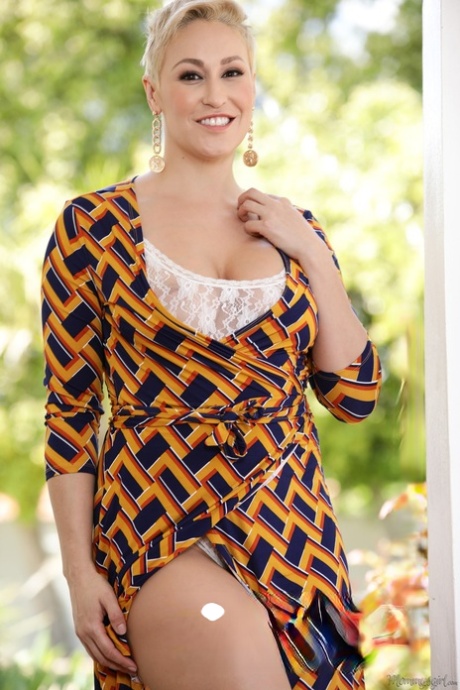 Коротко стриженная женщина Райан Кили схватила Скайлар Сноу за свою большую задницу 2