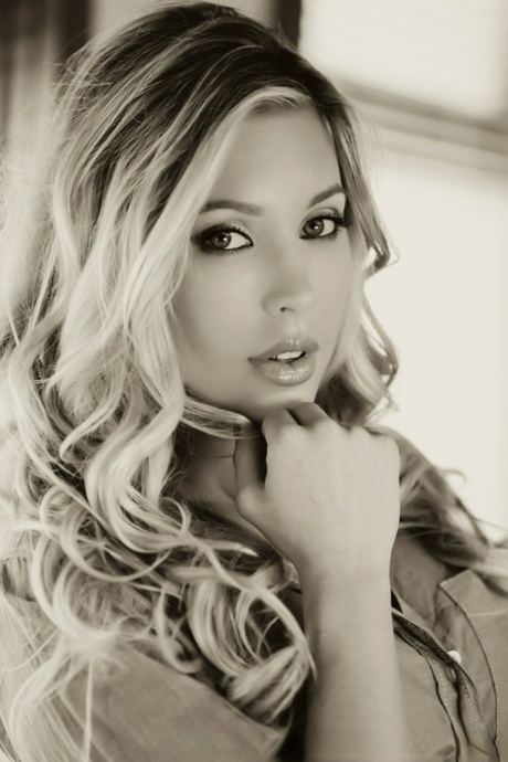 Знаменитая порнозвезда Саманта Сент демонстрирует свое красивое личико во время соло-моделирования 10