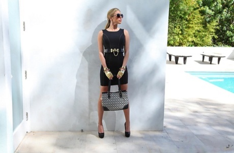 Восхитительная блондинка Саманта Сент позирует полностью одетой и снимает юбку 4