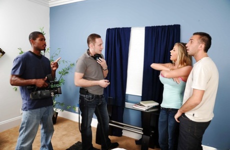 Горячая блондинка с идеальными сиськами и бритой киской Саманта Сент трахается 2