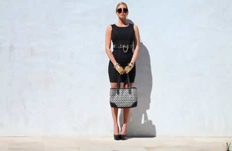 Восхитительная блондинка Саманта Сент позирует полностью одетой и снимает юбку 9