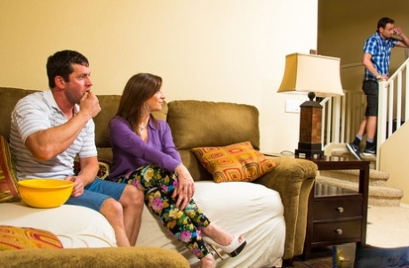 Похотливая пума Сара Джей соблазняет и трахает одного из друзей своего сына 2