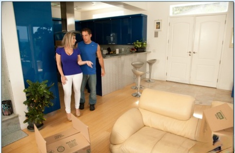 Большие сиськи милфы Сары Джей трясутся во время жесткого траха в жопу наяву 1