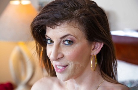 Распутная мамочка с большими сиськами Сара Джей задирает юбку и трахается с молодым парнем 16