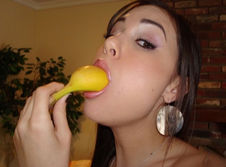 Темноволосая самка Саша Грей демонстрирует навыки глубокой глотки перед глубоким аналом 2