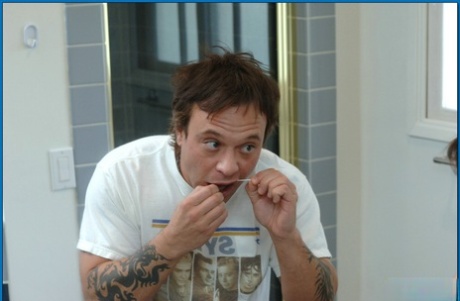 Распутная молоденькая красотка с крошечными сиськами Саша Грей ублажает твердый член 1