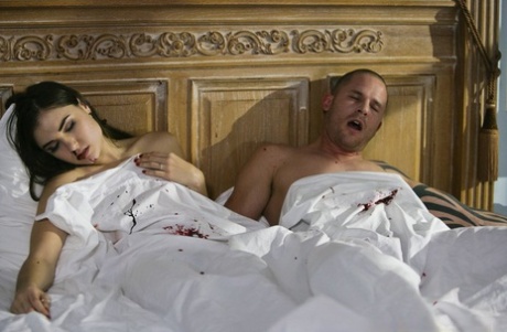 Распутную жену Сашу Грей трахают в пизду твердым членом 16