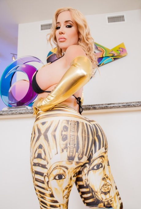 Блондинка-бомба Саванна Бонд делает минет стоя на коленях в длинных золотых перчатках 5