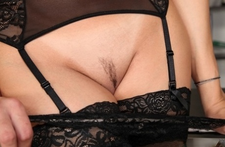 Грудастая офисная красотка чувственная Джейн выпускает на волю свои большие натуральные сиськи 7