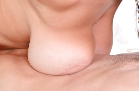 Чувственная Джейн вызывающе снимает свое обтягивающее платье и сосет член 15