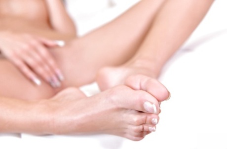 Самая популярная европейская модель Шалина Дивайн освобождает босые ноги от туфель на платформе 7