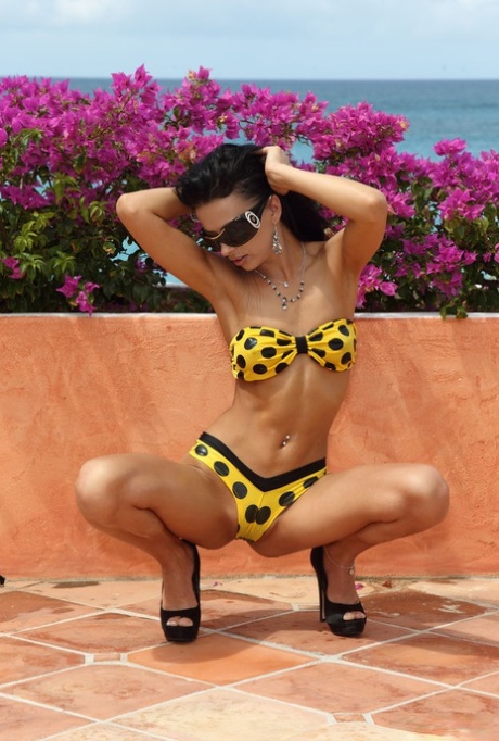 Темноволосая любительница Шалина Дивайн отходит в туалет после траха пальцами на открытом воздухе 6