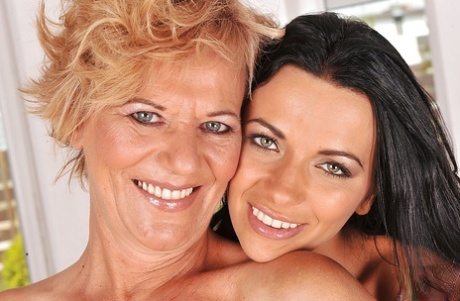 Юная Шалина Дивайн трогает сиськи своей зрелой подруги лесбиянки 9