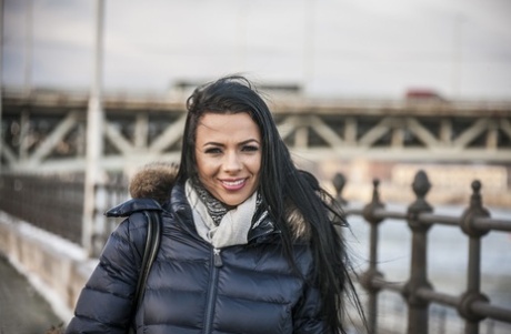 Любительская милфа Шалина Дивайн ласкает свою киску перед сексом большим членом 4