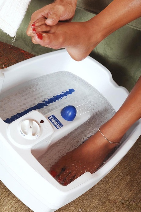 Босоногая Шлина Дивайн демонстрирует сексуальные ножки перед тем, как заняться футфетишем 5