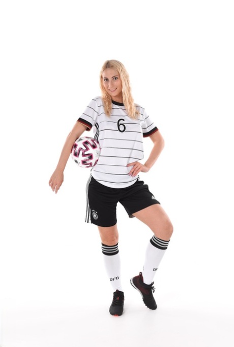 Спортивная блондинка Шэрон Уайт играет со своими футбольными носками и бутсами 1