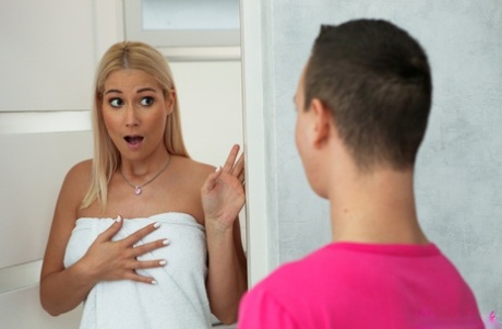 Милфа-блондинка Шэрон Уайт соблазняет молодого парня заняться сексом на диване 8