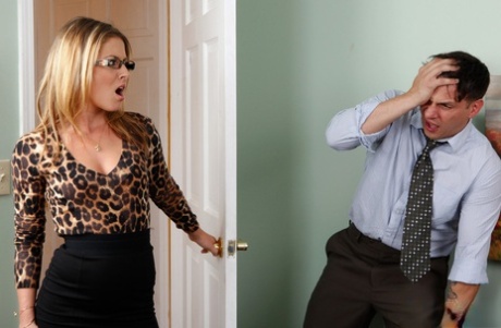 Грязная блондинка-пума Шина Шоу выслеживает молодого мужчину и трахает его 3