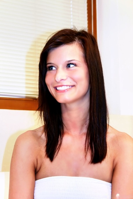 Меган Би раздевается полностью догола на диване, пока Сильвия Сент наблюдает за происходящим 2