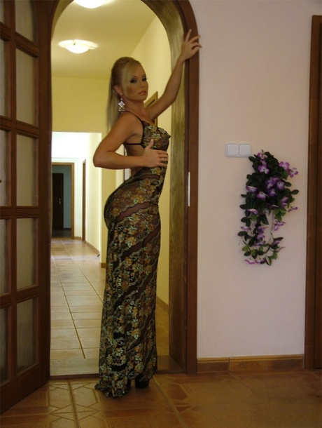 Восхитительная белокурая старлетка Сильвия чувственно позирует в сексуальном платье 9