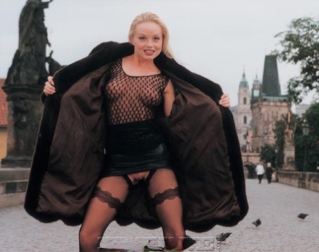 Наглая блондинка раздвигает ноги и дрочит пальцами в колготках без выреза в общественном месте 5