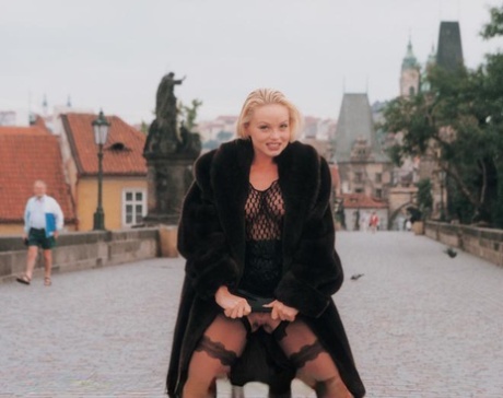 Наглая блондинка раздвигает ноги и дрочит пальцами в колготках без выреза в общественном месте 4