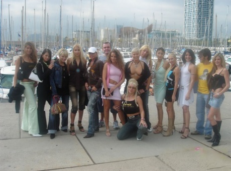 Сексуальная милфа порнозвезда Сильвия Сейнт позирует полностью одетой в джинсы и ботинки 4