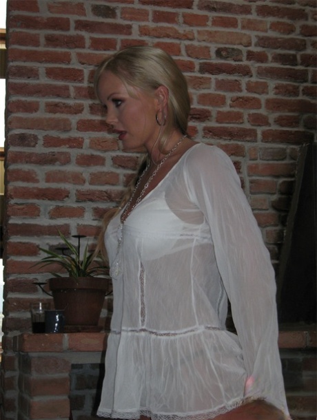 Горячая блондинка-пума Сильвия Сент наслаждается чувственным позированием 15