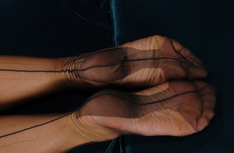 Белокурая милфа Сильвия Сент демонстрирует свою задницу порнозвезды в нижнем белье 3