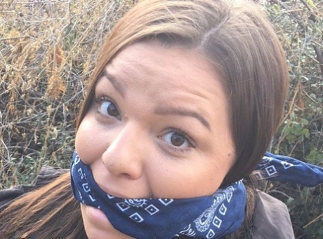 Полностью одетый толстяк расколот, с кляпом во рту и связанный веревкой в заросшем кустарником лесу 7