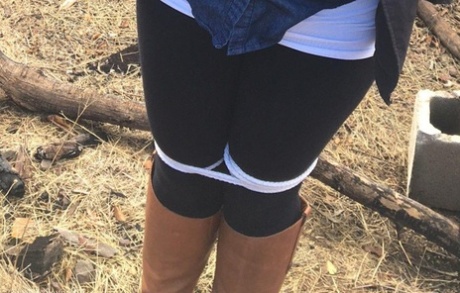 Полностью одетый толстяк расколот, с кляпом во рту и связанный веревкой в заросшем кустарником лесу 14