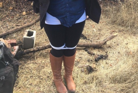 Полностью одетый толстяк расколот, с кляпом во рту и связанный веревкой в заросшем кустарником лесу 15