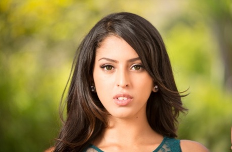 Аппетитная латиноамериканка София Леоне демонстрирует свое безупречное тело 2