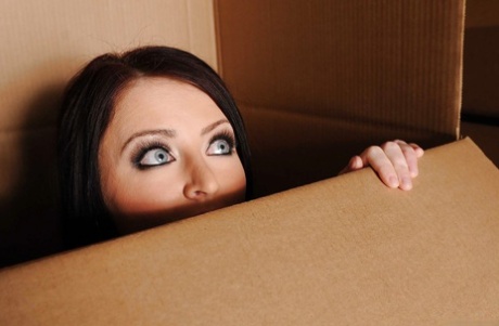 Красивую милфу в латексе Софи Ди нагнули и жестко трахнули в жопу 1