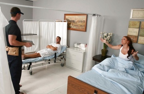 Симпатичная грудастая рыжеволосая милфа Софи Ди трахается у врача 2