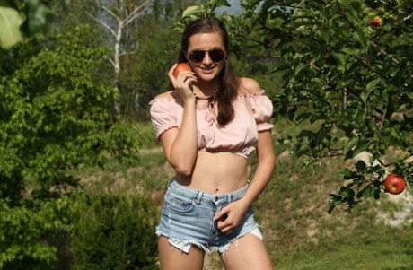 Молодая кавказка Стейси Круз ублажает свою киску фруктами и овощами на открытом воздухе 1