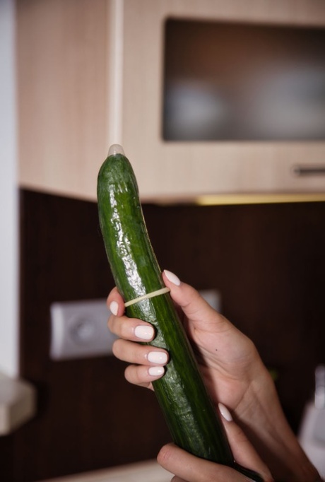 Горячая чешская брюнетка Стейси Круз забывает взять с собой свой верный фаллоимитатор, там 12