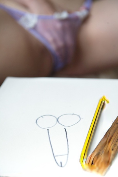 Сексуальная девушка Стелла Кокс мечтает о члене во время мастурбации в обнаженном виде 10