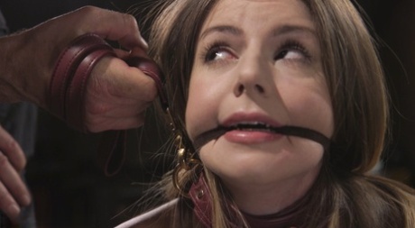 Британская девушка Стелла Кокс проходит болезненную тренировку рабыни 3