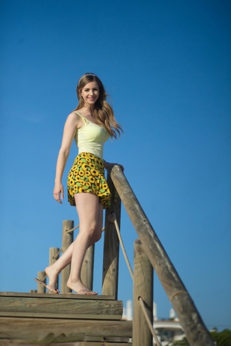 Белая соло-девушка Стелла Кокс обнажает свои натуральные сиськи и пизду на скамье подсудимых 2