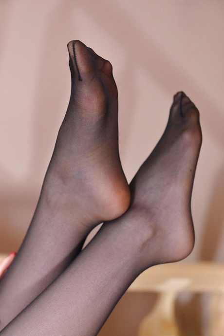 Длинноногая красотка Стелла Кокс освобождает босые ноги от чулок и высоких каблуков 12