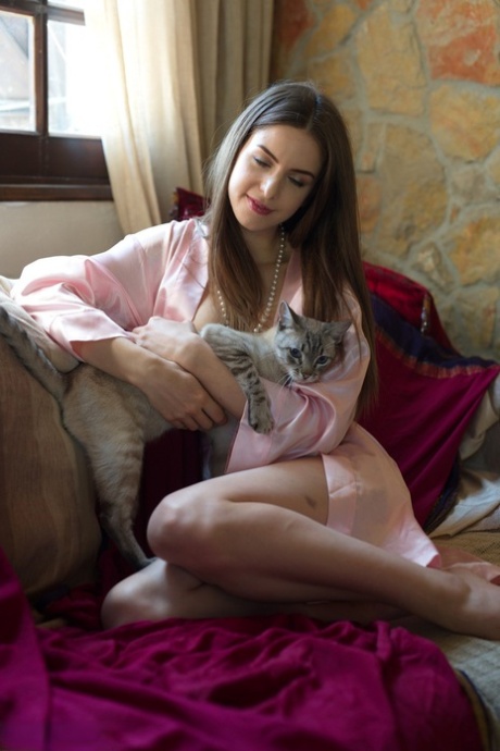 Стелла Кокс и ее любовница-лесбиянка одевают друг друга, отправляясь на пробежку 3