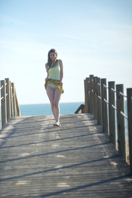 Белая соло-девушка Стелла Кокс обнажает свои натуральные сиськи и пизду на скамье подсудимых 3