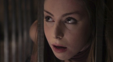 Британская девушка Стелла Кокс проходит болезненную тренировку рабыни 2